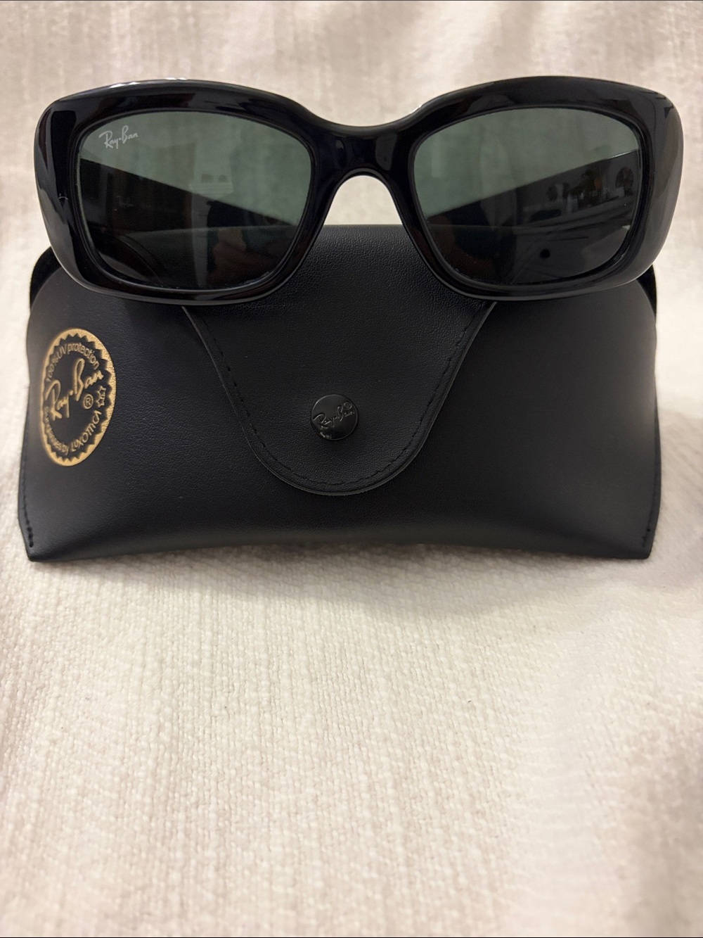 Ray-Ban 4122 Black Cat-Eye Sunglasses with case